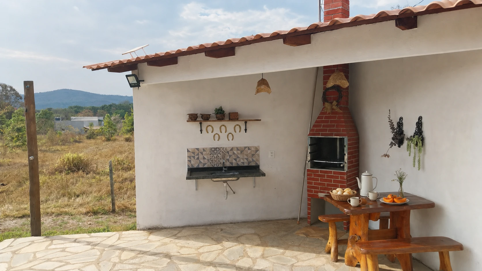 Mesa de madeira com bule de café na área gourmet da Quinta Dona Ditinha