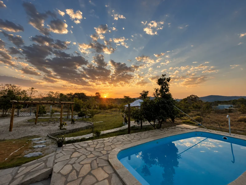 Piscina ao pôr do sol