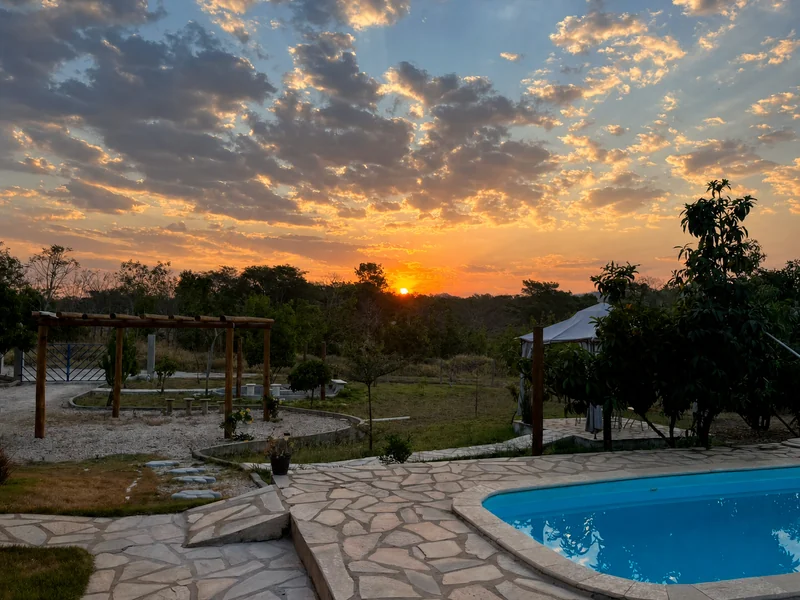 Piscina privativa ao entardecer